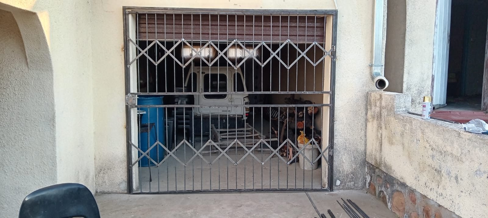 Expandable trellis gate fitted to a garage opening